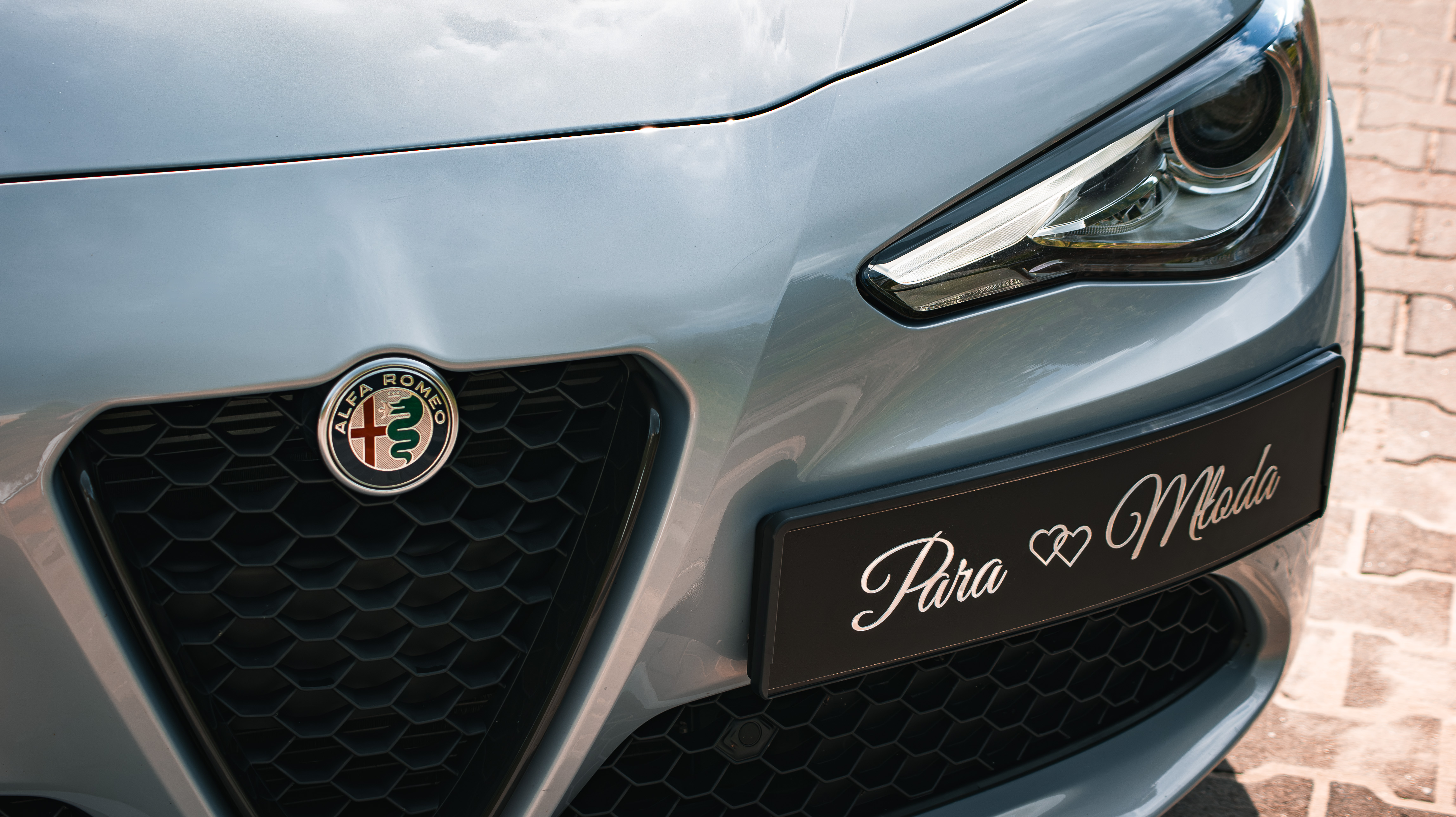 Alfa Romeo Giulia - detal grilla i tablica Para Młoda