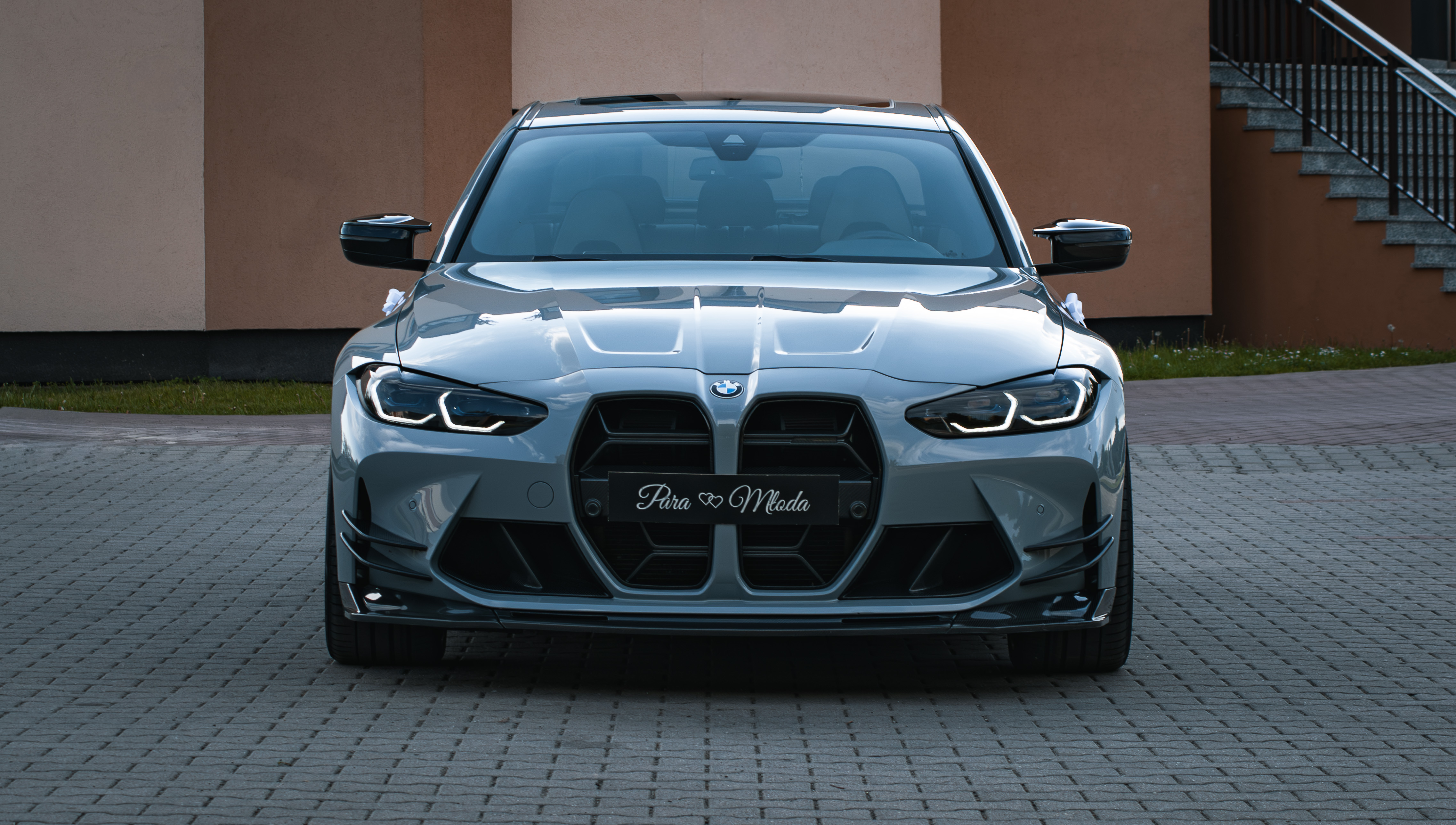 BMW M3 Competition od przodu - grill i tablica Para Młoda